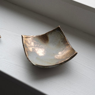 Gold accents square dish 5.5in 【shigaraki-yaki】